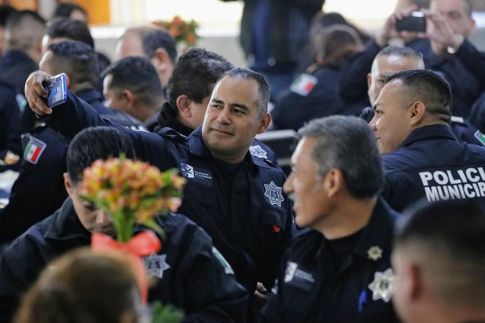 En Guadalajara reconocen a policías (Especial)