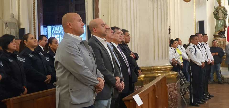 Enrique Alfaro acudió a la misa para conmemorar el día del policía (Salvador González)