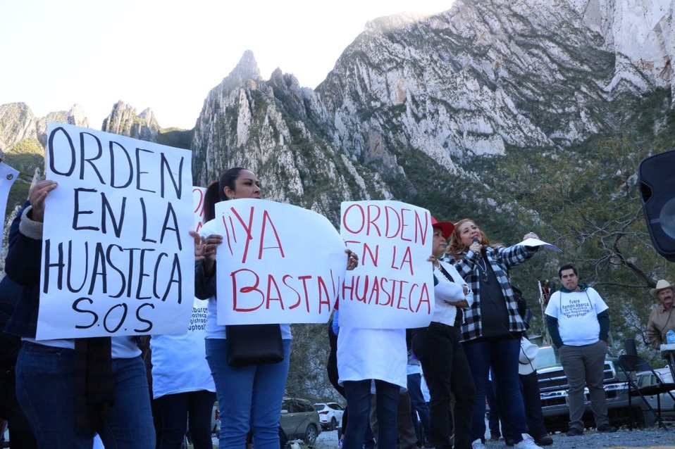 "Orden en La Huasteca" y "Ya Basta" fueron los mensajes que se observaron. Foto: Leonel Rocha