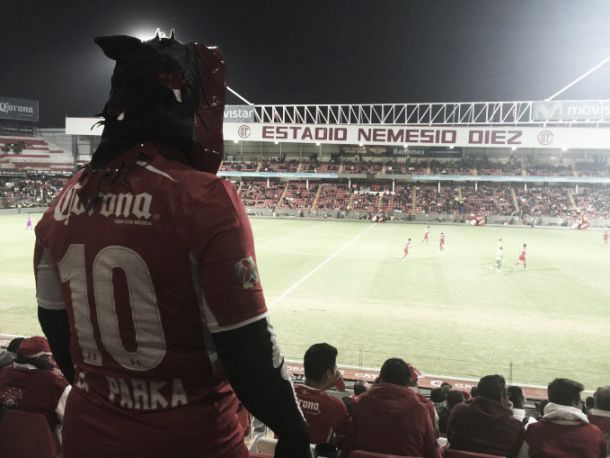 La Parka luciendo su camiseta del Toluca con el dorsal 10 (Lucha Libre Triple A)
