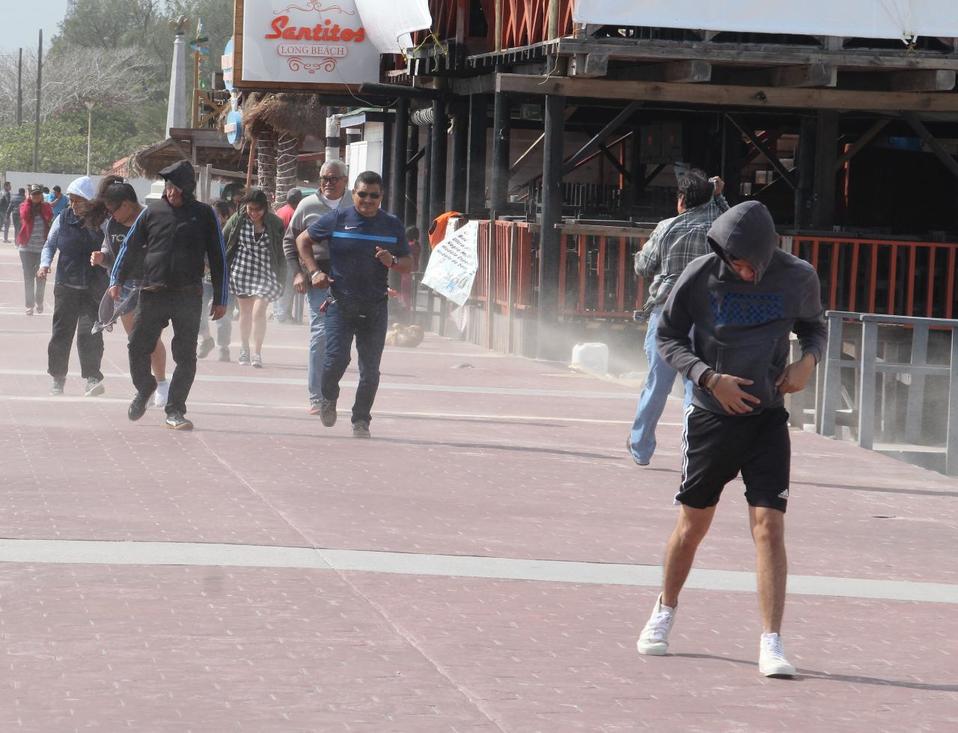Paseantes visitan escolleras en playa Miramar pese a frente frío 30 (Foto/Yazmín Sánchez)