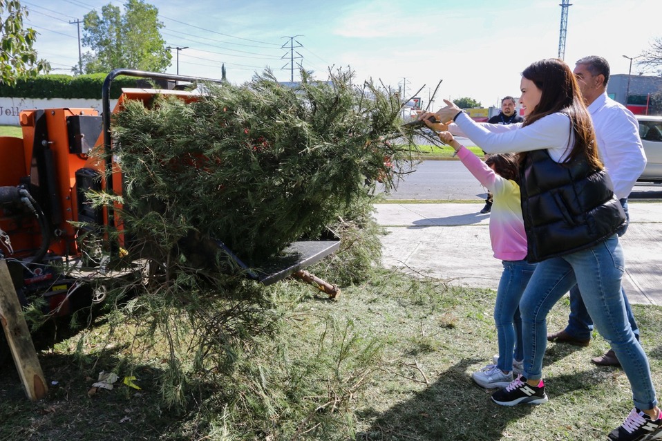 La alcaldesa acudió a dejar su pino navideño a uno de los centros de acopio. (Especial)