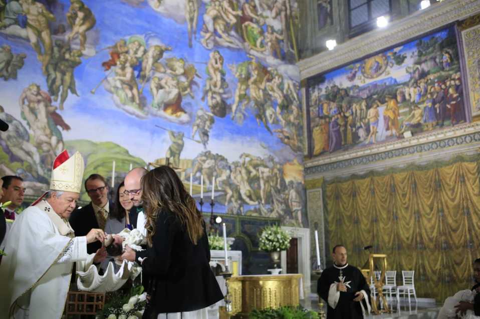 Bautiza arzobispo a 23 niños en réplica de Capilla Sixtina. (Andrés Lobato)