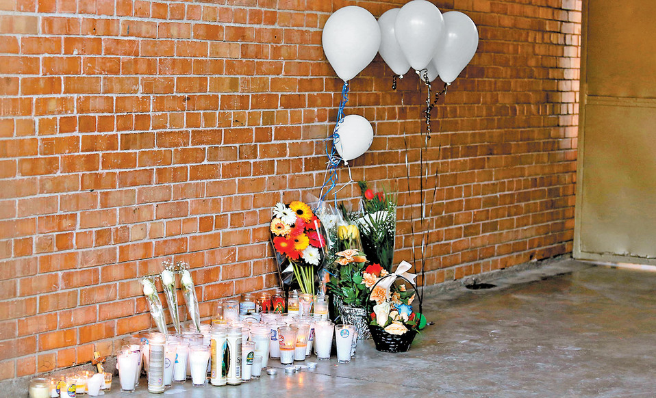 Familias colocaron una ofrenda en el plantel en memoria de los fallecidos por el tiroteo. (Mauricio Román)