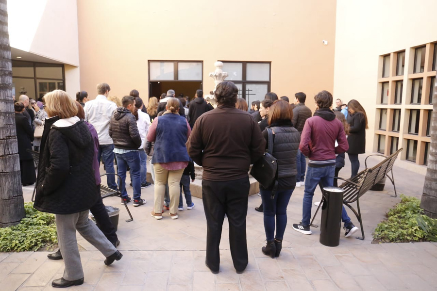 La misa de cuerpo presente en la funeraria Serna de Gómez Palacio. (Rolando Riestra)