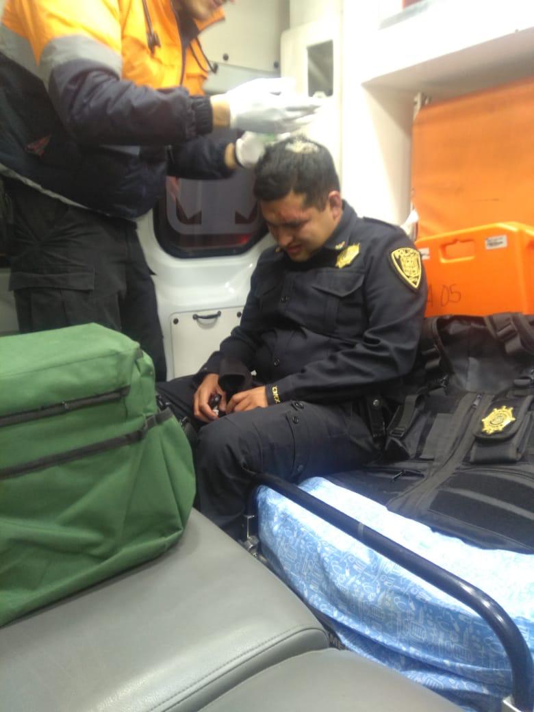 Los policías comenzaron a perseguir un vehículo y al llegar a la cerrada Ximilpa fueron golpeados./ Especial