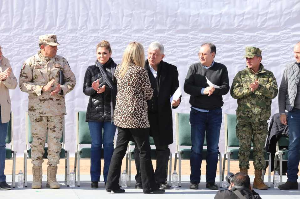 El Presidente se reunió con integrantes de las familias LeBarón y Langford en Sonora (Héctor Téllez)
