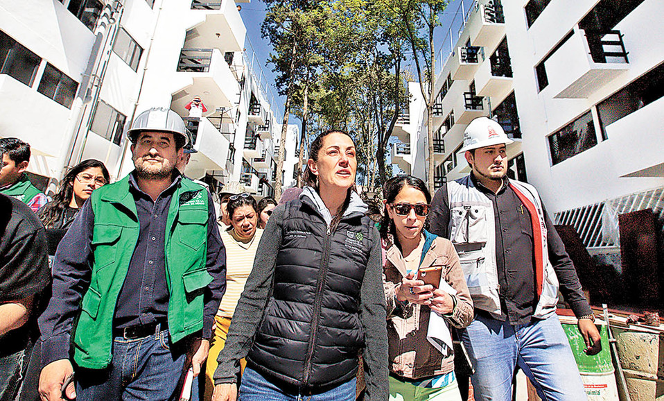 Sheinbaum anunció el proyecto hace una semana; ayer recorrió el Multifamiliar Tlalpan junto con César Cravioto. (Omar Franco)
