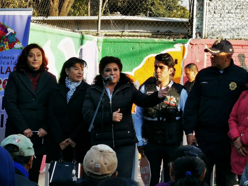 La alcaldesa de Iztapalapa lanza el programa de auxilio escolar. (Twitter: @ClaraBrugadaM)