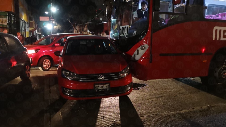 El auto se metió al carril confinado del Metrobús a la altura de Xola. (Jorge Becerril)