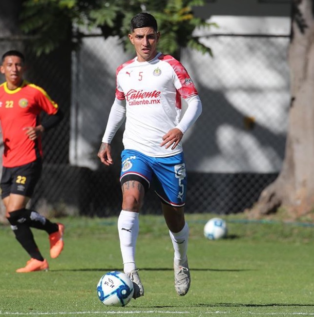 Chivas hace oficial la baja de Víctor Guzmán (Instagram @pochoguzman95)