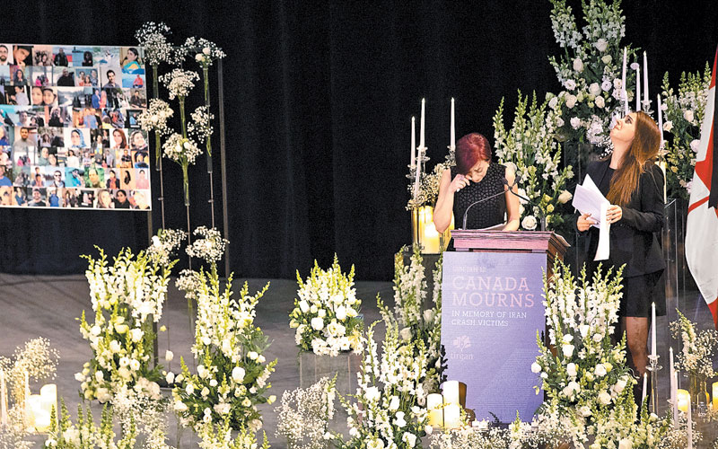 Familiares de los iraní-canadienses muertos en el avión derribado les rindieron ayer un tributo en Toronto. (AP)