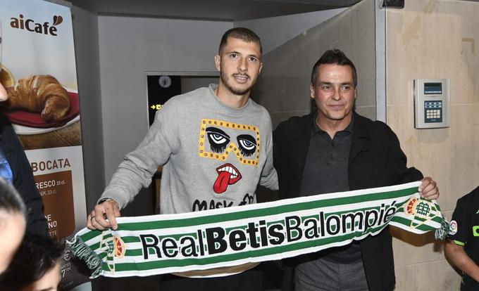 Guido Rodríguez llega a España (Twitter @eldesmarque_rbb)