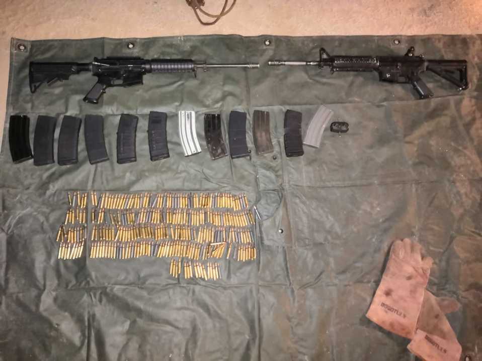 Las armas fueron halladas dentro de un vehículo abandonado.