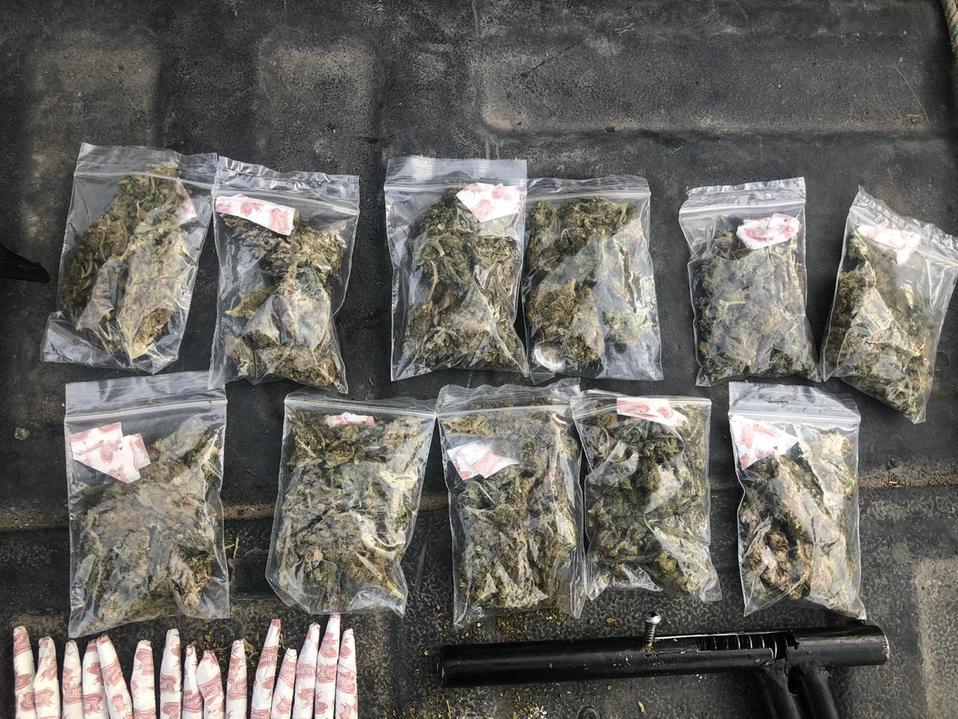 Localizaron 11 envoltorios, 15 cigarrillos así como 25 pipas de vidrio. (Cortesía)