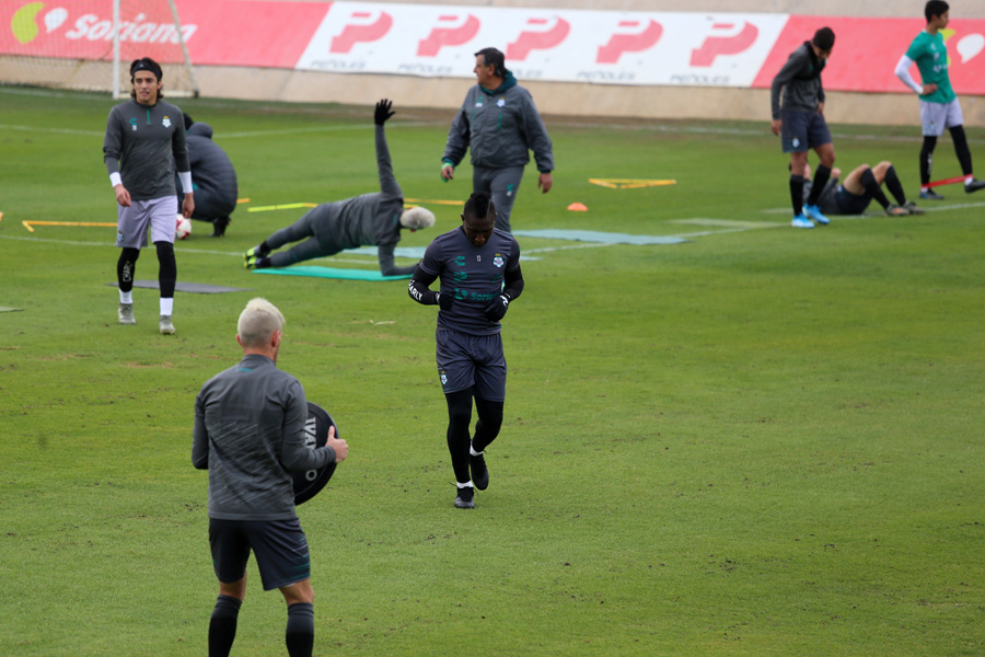 La mañana de este lunes Santos Laguna se presentó a trabajar. (Mauricio Román)