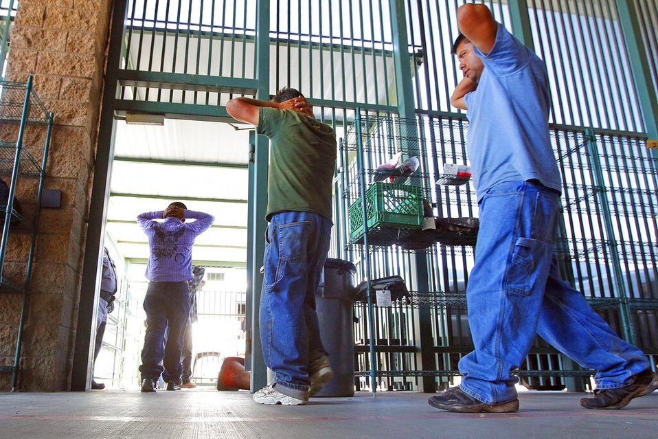 Migrantes son transferidos fuera de un centro de detención en el sector de Tucson Oficina de Aduanas y Protección Fronteriza de EU (AP / Archivo)