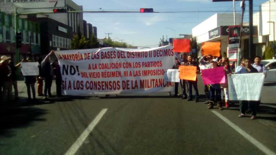 Militantes de Morena se manifiestan en Pachuca tras alianzan. (Cortesía)