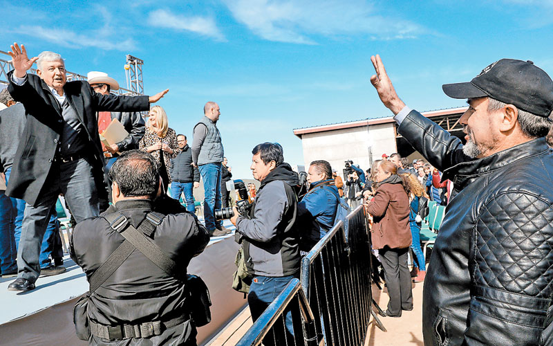 El Presidente acudió a La Mora a externar sus condolencias a los integrantes de la comunidad. (Especial)