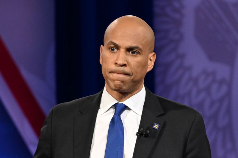 Con su retirada solo queda un candidato negro para las primarias demócratas, Deval Patrick. (AFP)