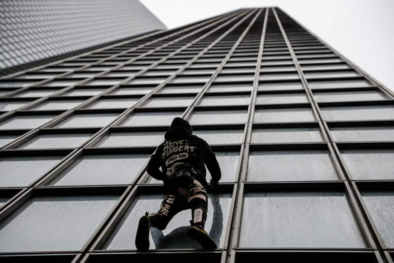 El "Spiderman" francés es conocido mundialmente por escalar edificios sin ningún equipo de seguridad y sin autorización. (AFP)