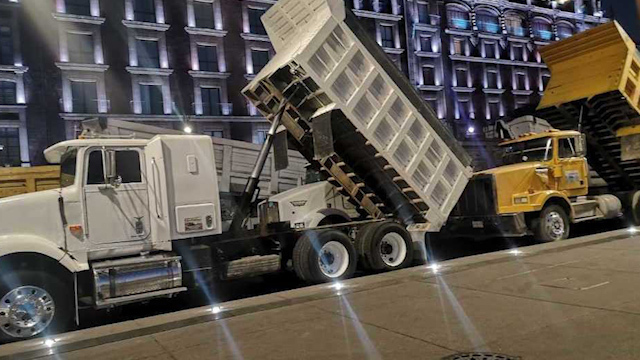 Transportistas bloquean accesos a CDMX y se manifiestan en el Zócalo