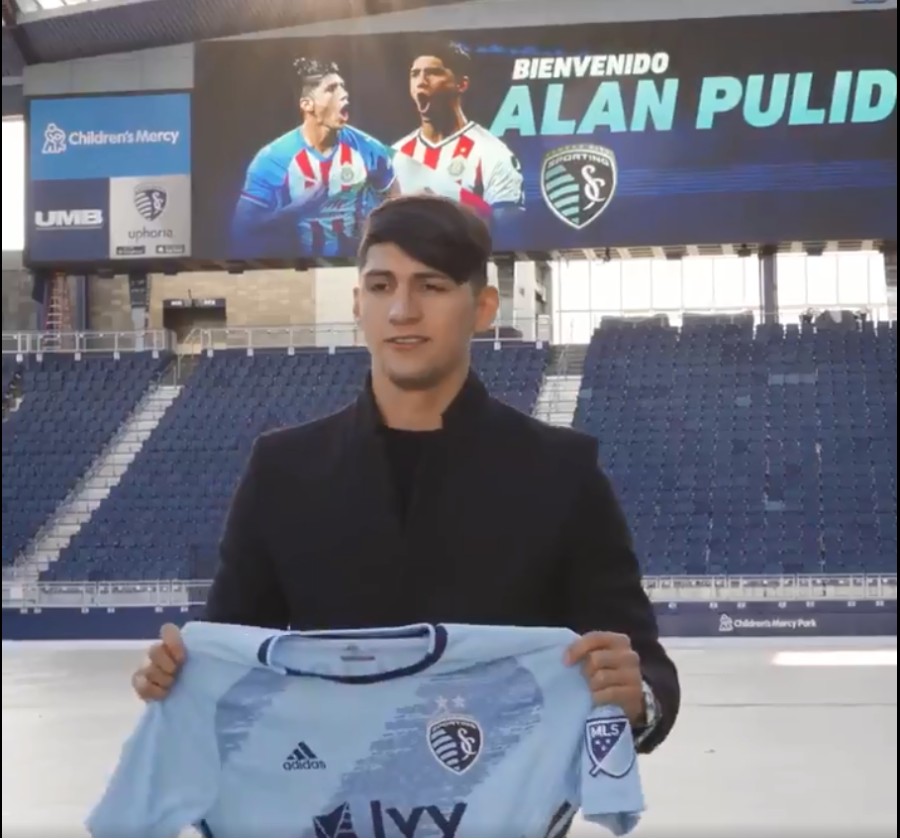 Alan Pulido es presentado como nuevo jugador del Sporting Kansas City (Twitter @SportingKC)
