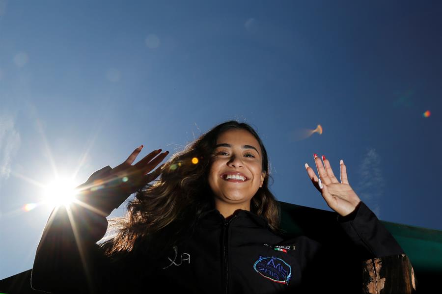 Andrea González enfundada en su ropa de la NASA (EFE).