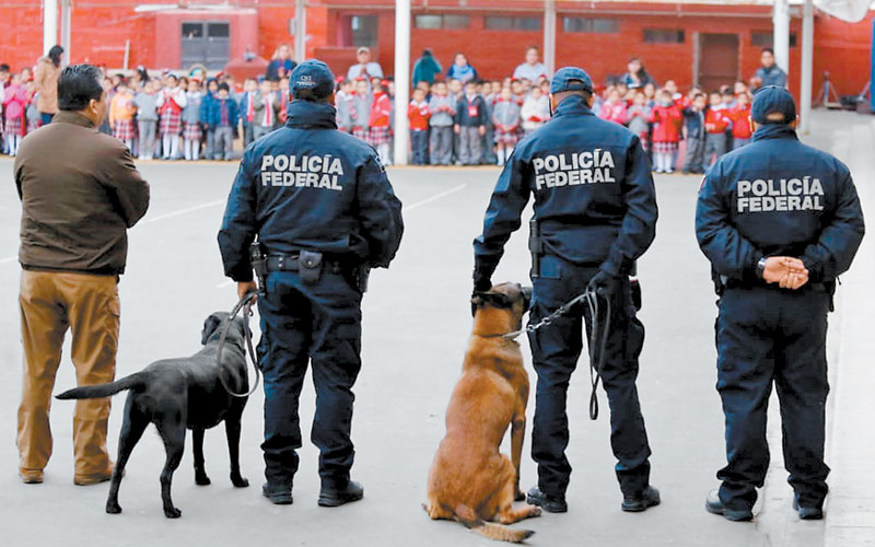 Con apoyo de perros, la vigilancia en plantel de Torreón. (Especial)