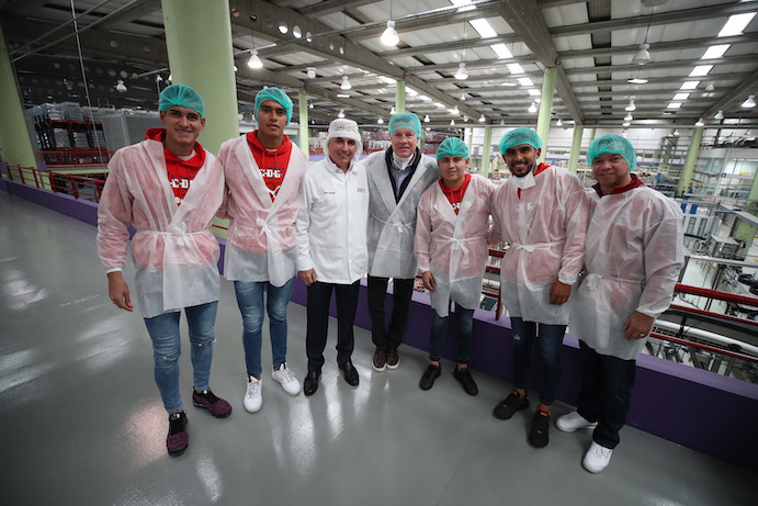 Chivas visitó la planta de Omnilife (Cortesía)