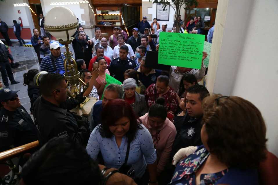 Decenas de agremiados al Sindicato Único de Trabajadores al Servicio del Municipio de Pachuca se manifestaron en la sede de la presidencia municipal. 