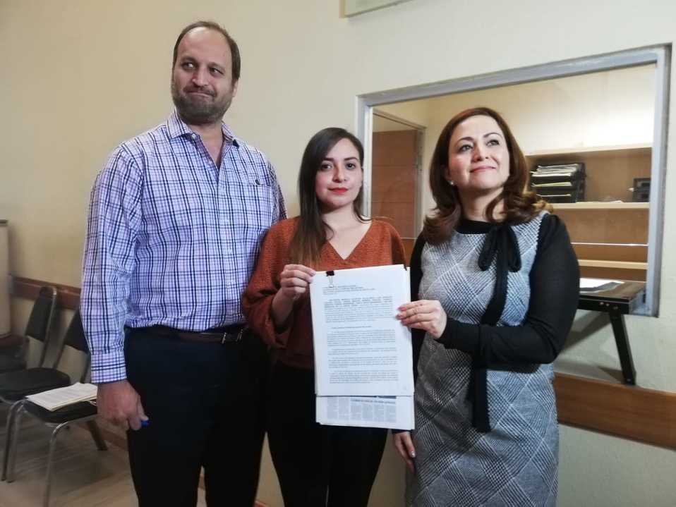 La diputada Mariela Saldívar acudió a entregar el escrito acompañada de sus compañeros Horacio Tijerina y Tabita Ortiz. (Foto: Ricardo Alanís.)