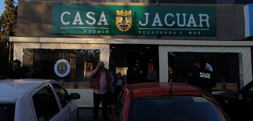 Elementos de la Policía Municipal acudieron y montaron un operativo para buscar a los delincuentes, pero ya era demasiado tarde. (Especial)