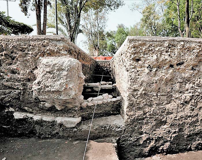 Las excavaciones se realizan frente al mercado. Mauricio Marat