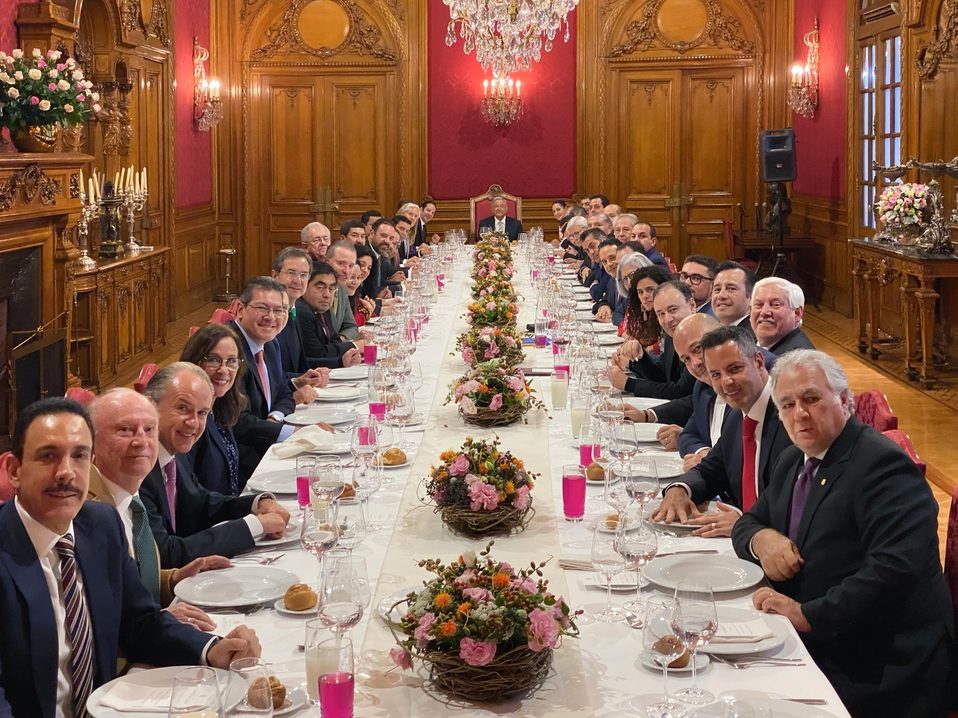 Gobernadores, la jefa de Gobierno de la CdMx, el gabinete y AMLO en una comida en Palacio Nacional. (Twitter | @lopezobrador_)