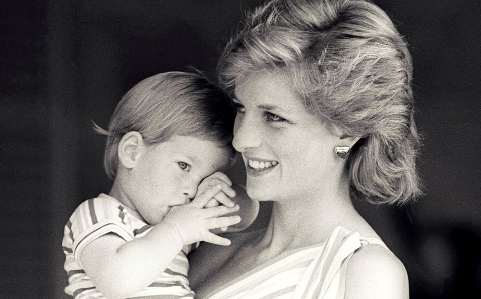Lady Diana sosteniendo en brazos al Príncipe Harry (Especial).