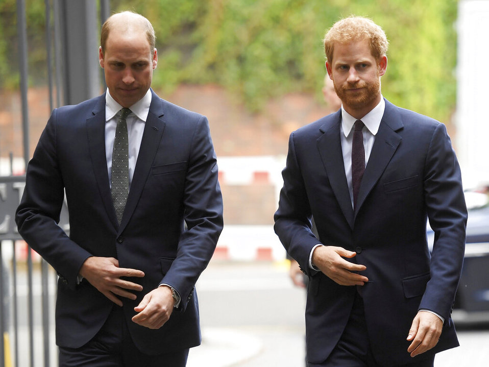 Los príncipes William y Harry (AP).