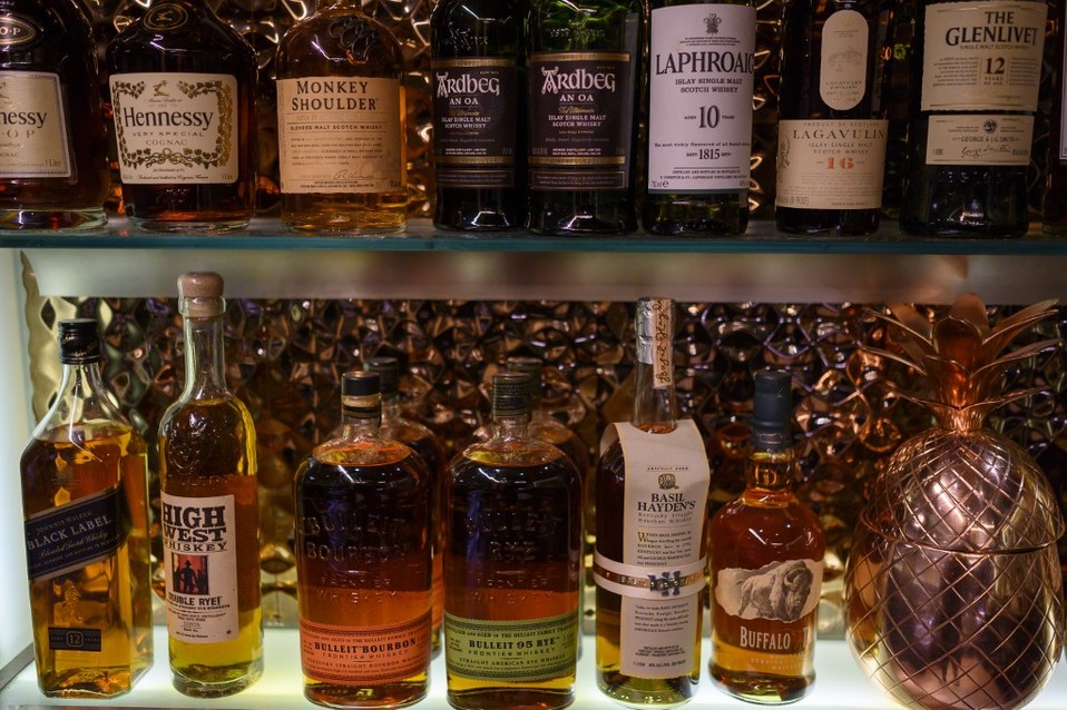En México, los varones consumen 17.9 litros de alcohol puro, mientras que las mujeres consumen 7.3. (AP)