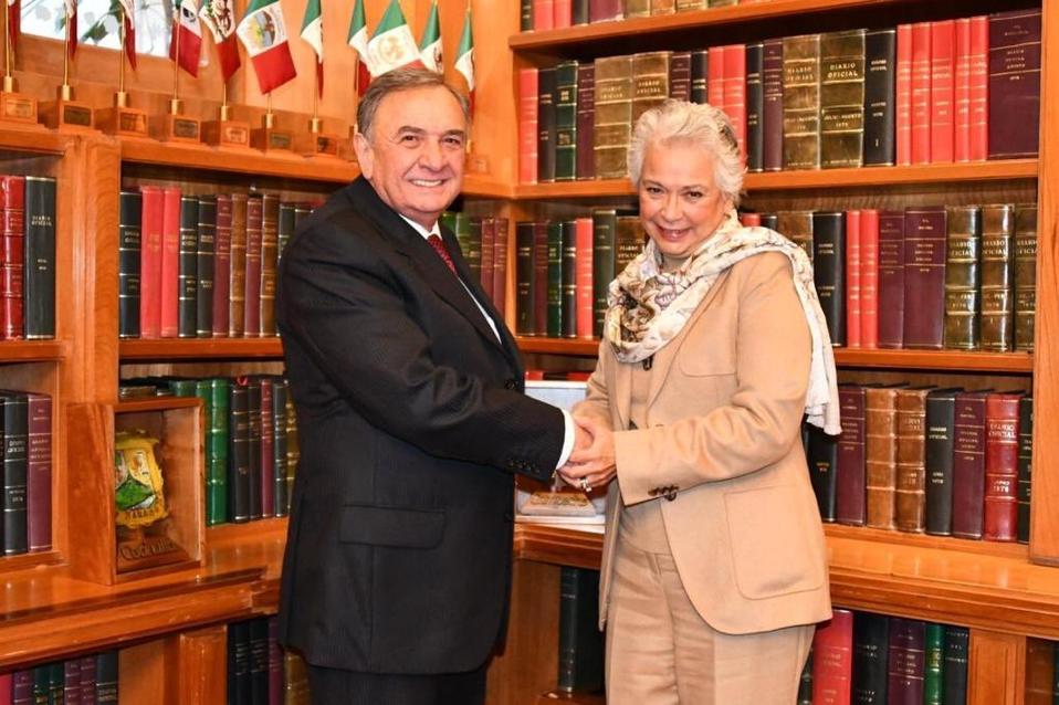 Olga Sánchez Cordero junto con Carlos Miguel Aysa González, gobernador de Campeche. (Especial)
