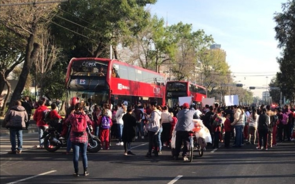 Padres de familia y alumnos bloquean Paseo de la Reforma y afectan L1 del Metrobús (César Velázquez)