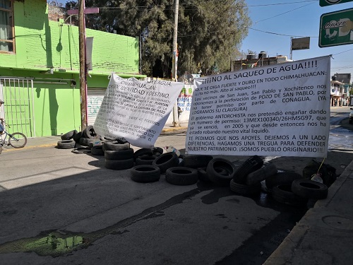En protesta mantienen un bloqueo en una de las principales calles de la localidad. (Zuleyma Martínez)