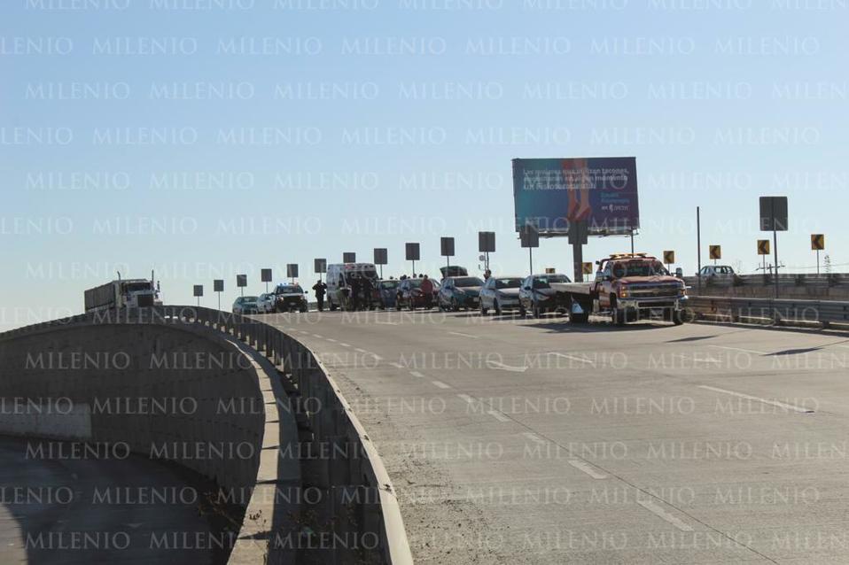 Realizan levantamiento de cadáver de ciclista atropellado en el puente del Periférico. (Andrés Sánchez)