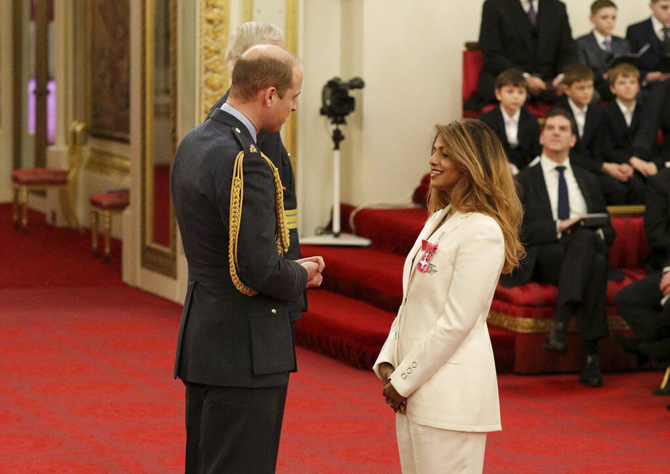 M.I.A. recibiendo su medalla, otorgada por William en representación de su abuela, la reina Isabel II (AP).