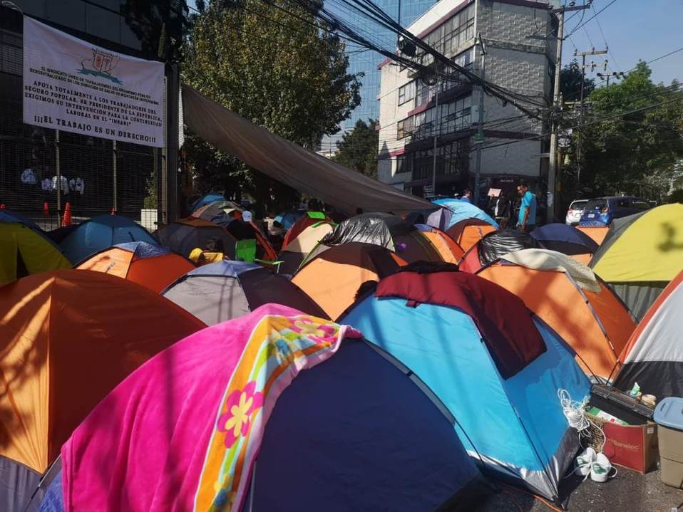 Trabajadores de Salud protestan frente al Insabi, en CdMx. | César Velázquez