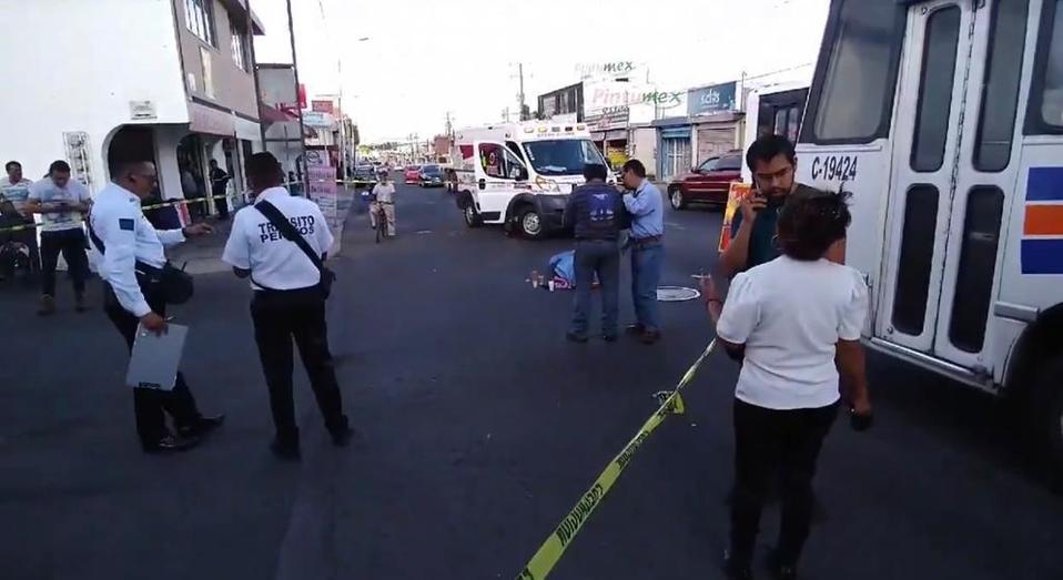 Agentes de Tránsito Municipal aseguraron a Alberto Luis, para ponerlo a disposición del agente del Ministerio Público. (Especial)