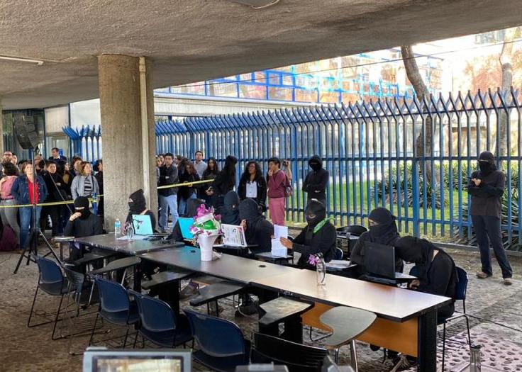 Alumnas de la Facultad de Filosofía alistan una mesa de diálogo con autoridades de la UNAM. | Selene Flores