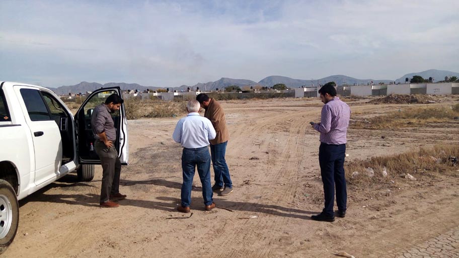 Autoridades realizaron el recorrido para conocer los terrenos donde será la construcción. (Especial)