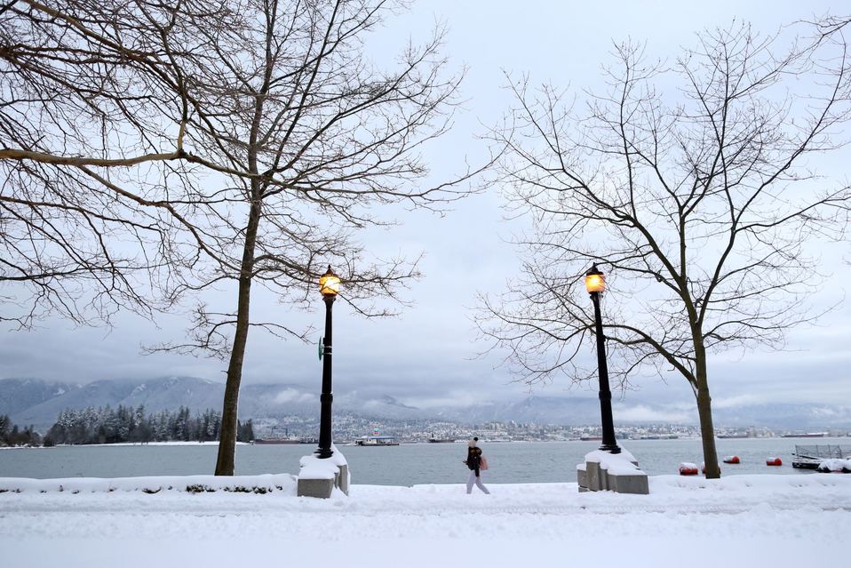 Canadá. Una mujer camina a lo largo del malecón cerca de Coal Harbour después de una tormenta de nieve en el centro de Vancouver. (Reuters)