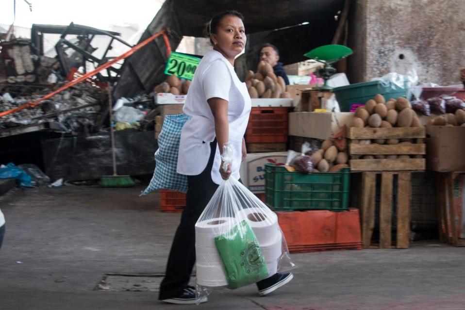 Comerciantes con bolsas de plástico en la CdMx. (Cuartoscuro)