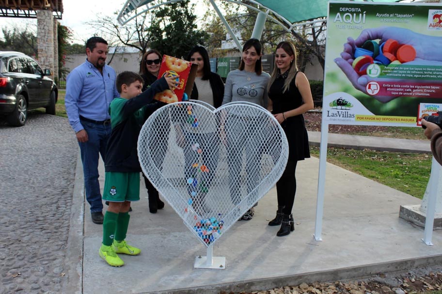 Los corazones de taparroscas son impulsados por la fundación 'Destapa Una Esperanza' y la asociación 'Abrázame'. (Jorge Maldonado)